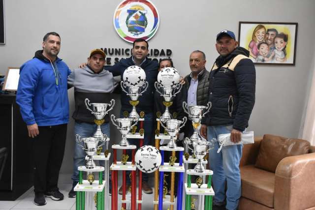 Entrega a la Asociación de Fútbol Independiente (AFI) los trofeos y pelotas
